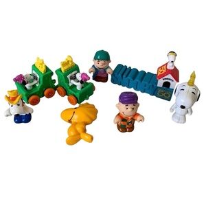Vintage Peanuts Snoopy Charlie Brown Toys Lot Of Eight.